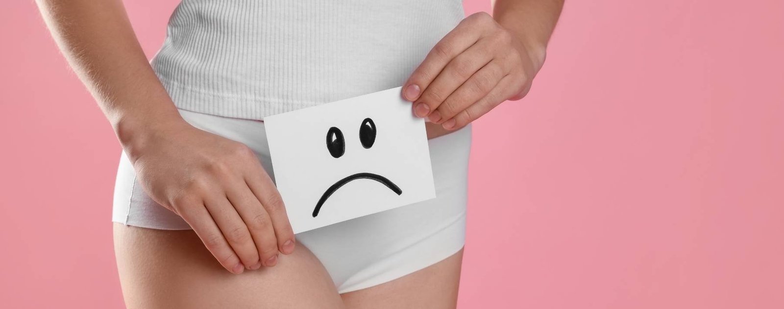 Genital estetik danışmanlığında uzman doktorla görüşen hasta, modern ve güven veren klinik ortamı