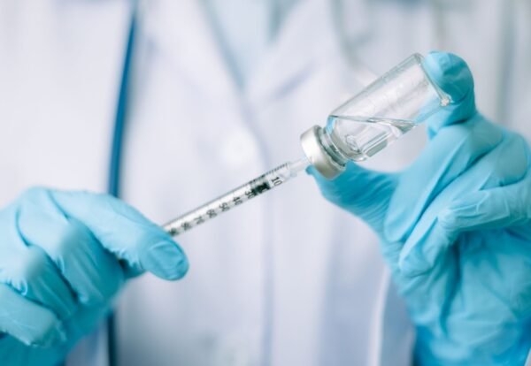 Aşılama (IUI) Tedavisi İlaç Hazırlık Süreci - Op. Dr. Mehmet Gül Antalya Manavgat aşılama IUI tedavisi için steril ortamda enjeksiyon hazırlığı yapan doktor elleri