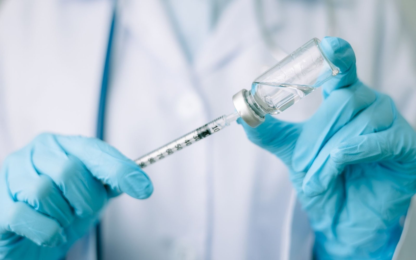 Antalya Manavgat aşılama IUI tedavisi için steril ortamda enjeksiyon hazırlığı yapan doktor elleri